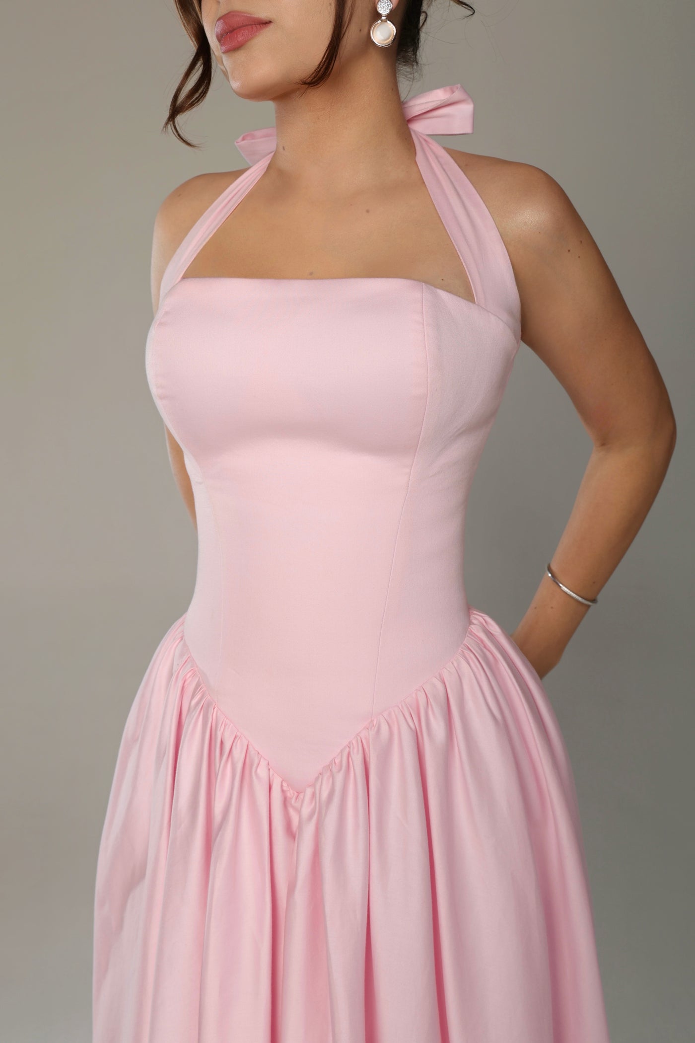 Detalhe do vestido Beatrice rosa em tricoline