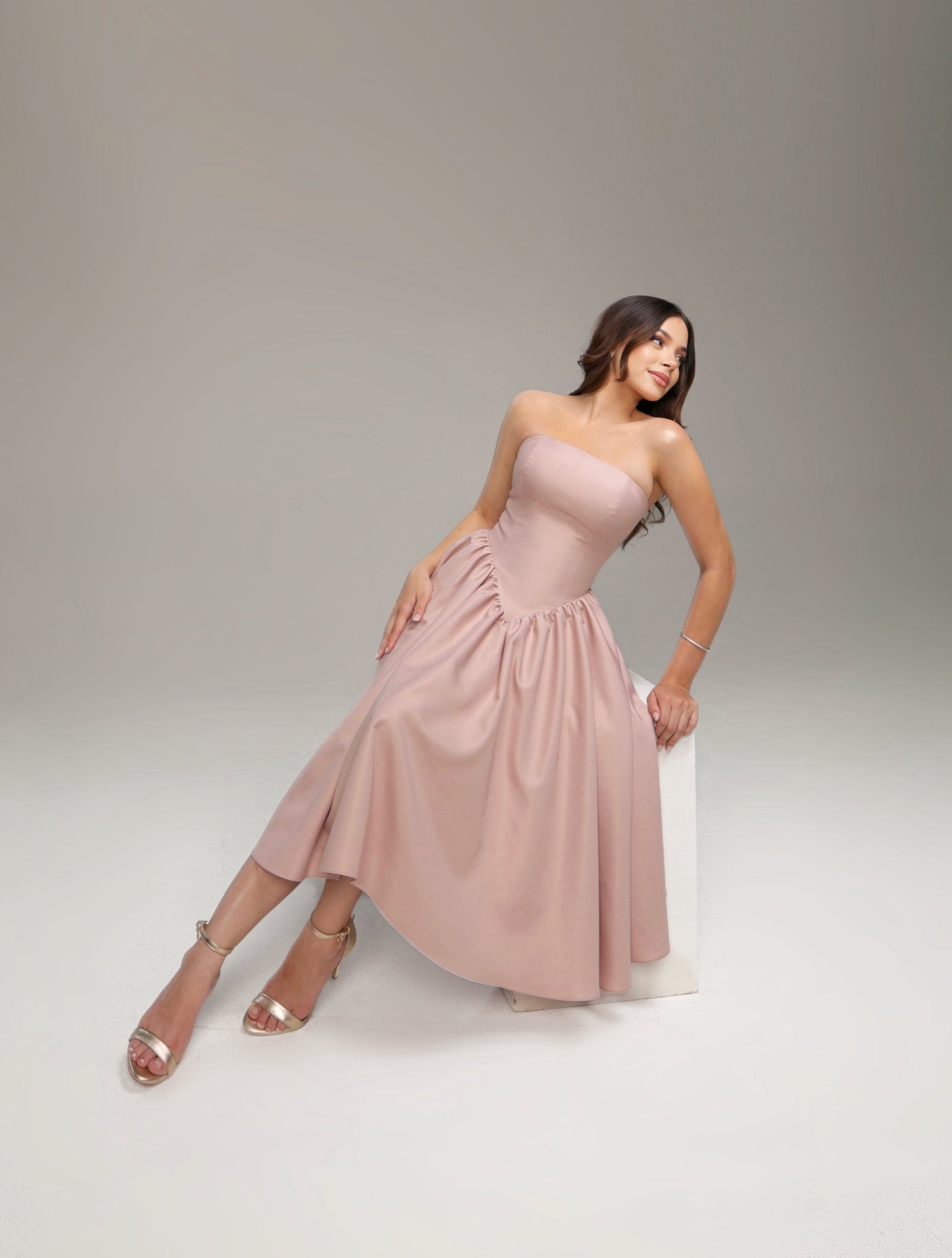 Detalhe do vestido Rosalie rosa nude