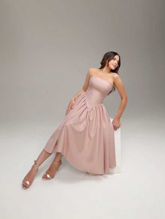 Detalhe do vestido Rosalie rosa nude