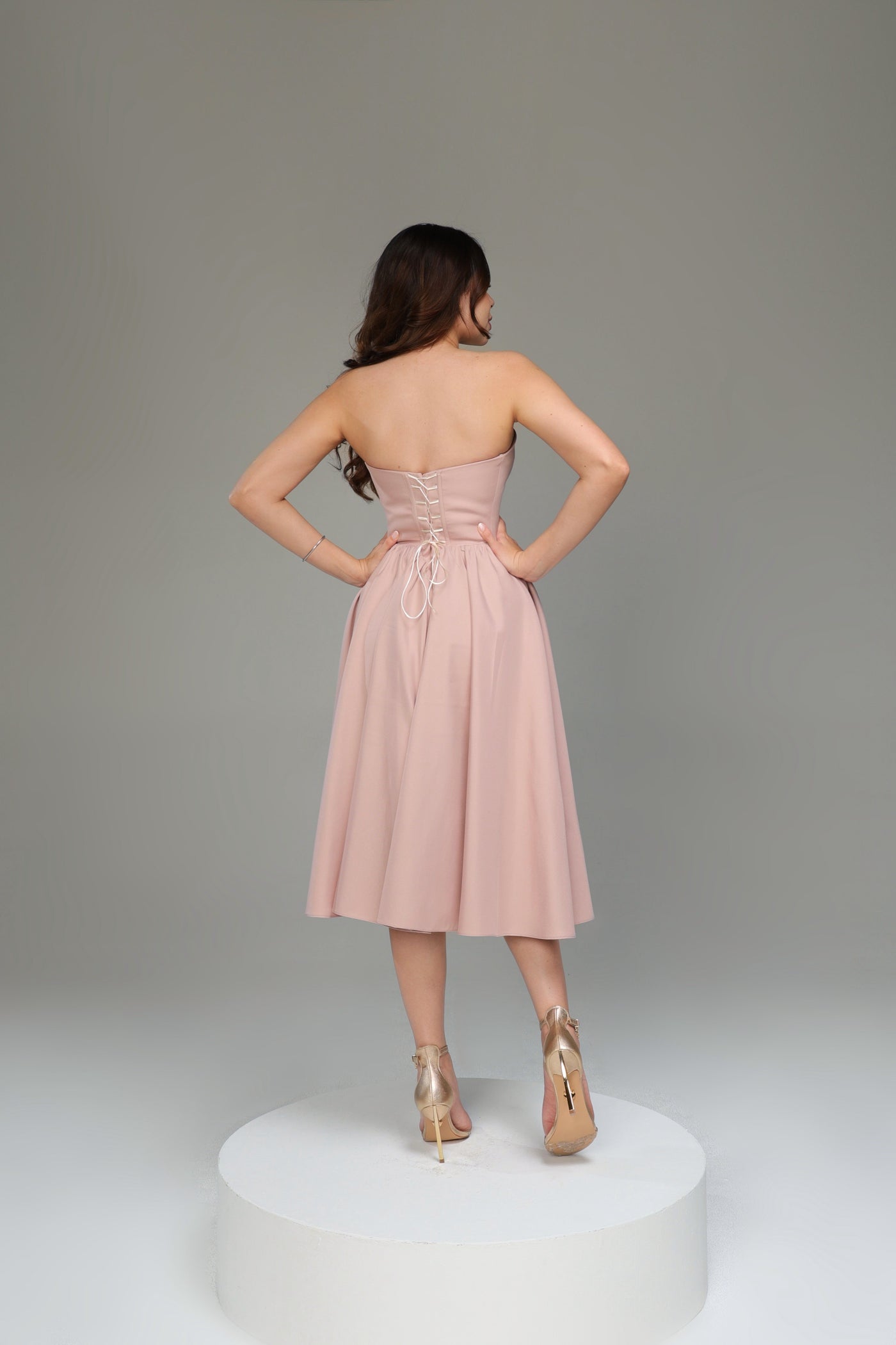 Acabamento do vestido Rosalie Leblour