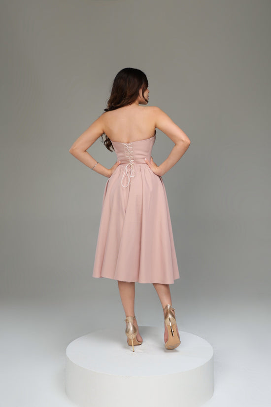 Acabamento do vestido Rosalie Leblour