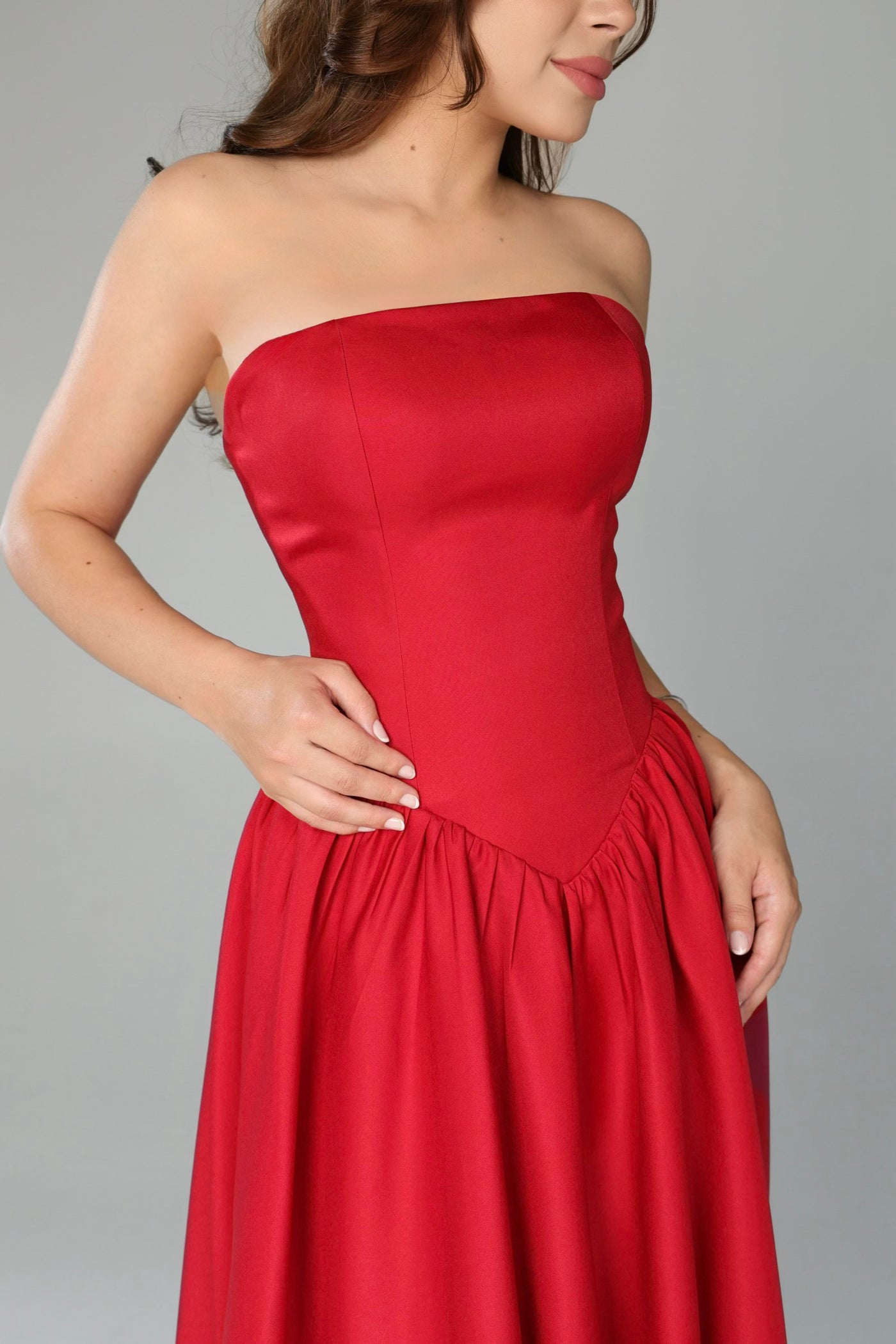 Detalhe do vestido Zirta vermelho em gabardine