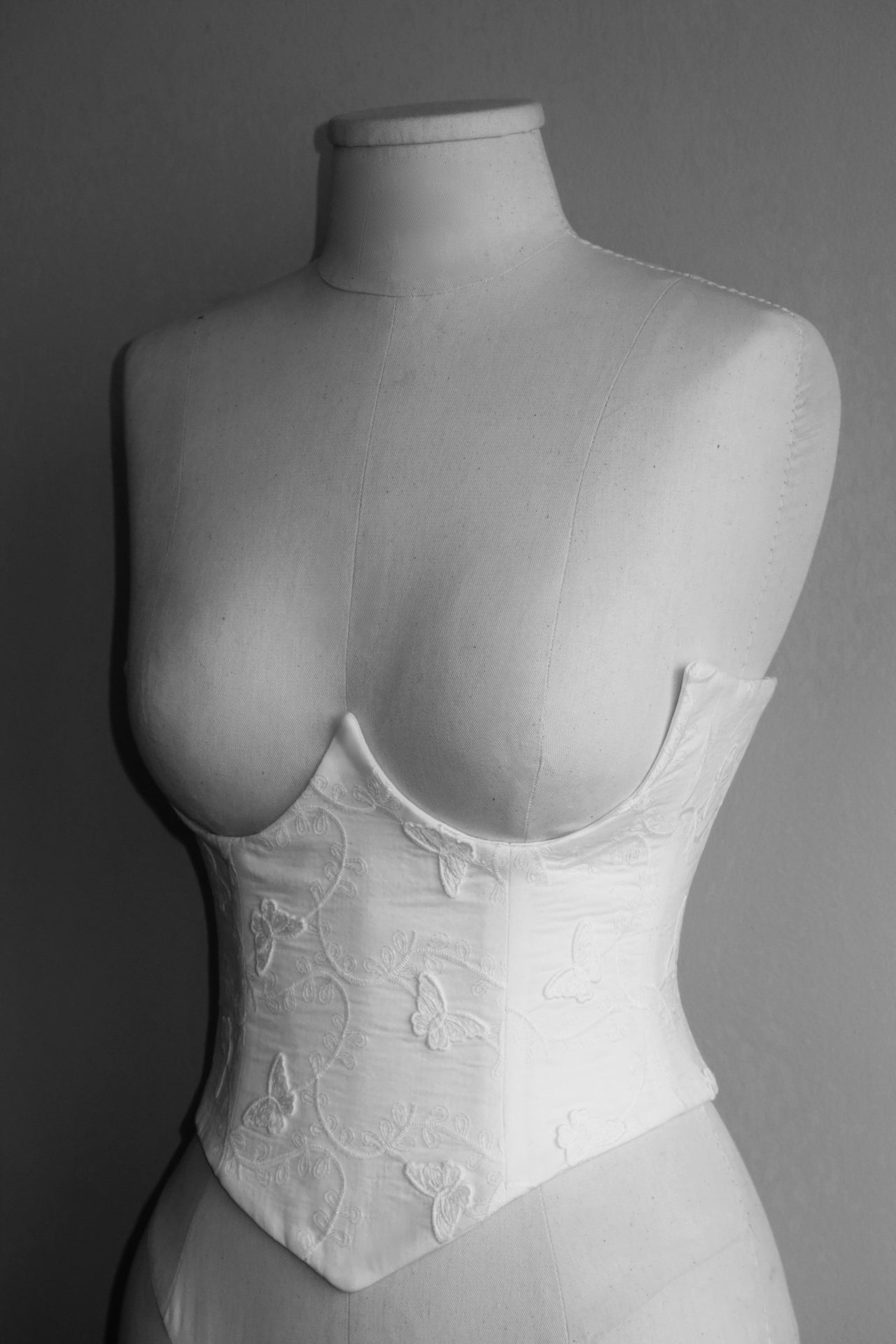 Detalhe corset — delicadeza e força
