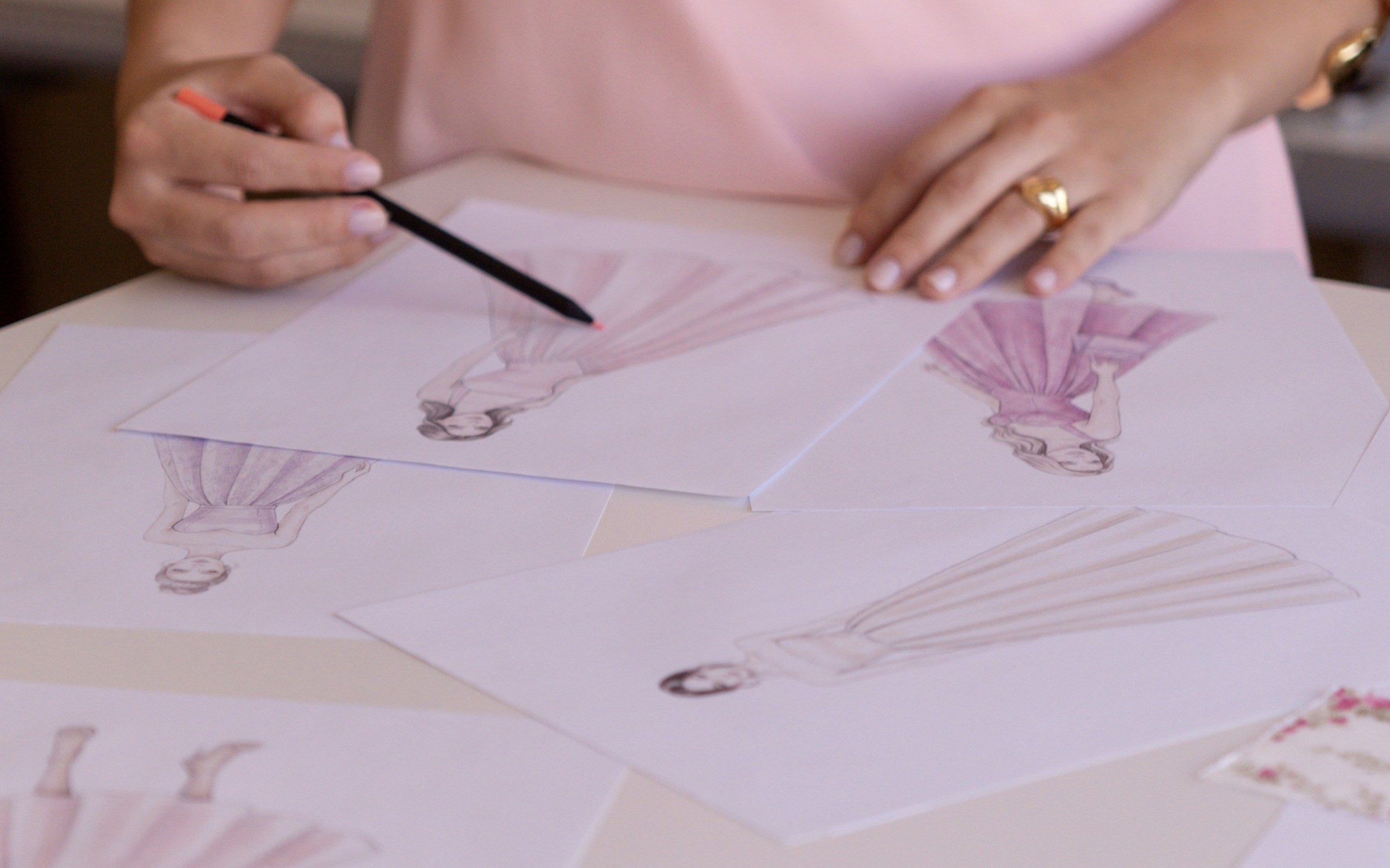Croquis da coleção sobre a mesa do atelier