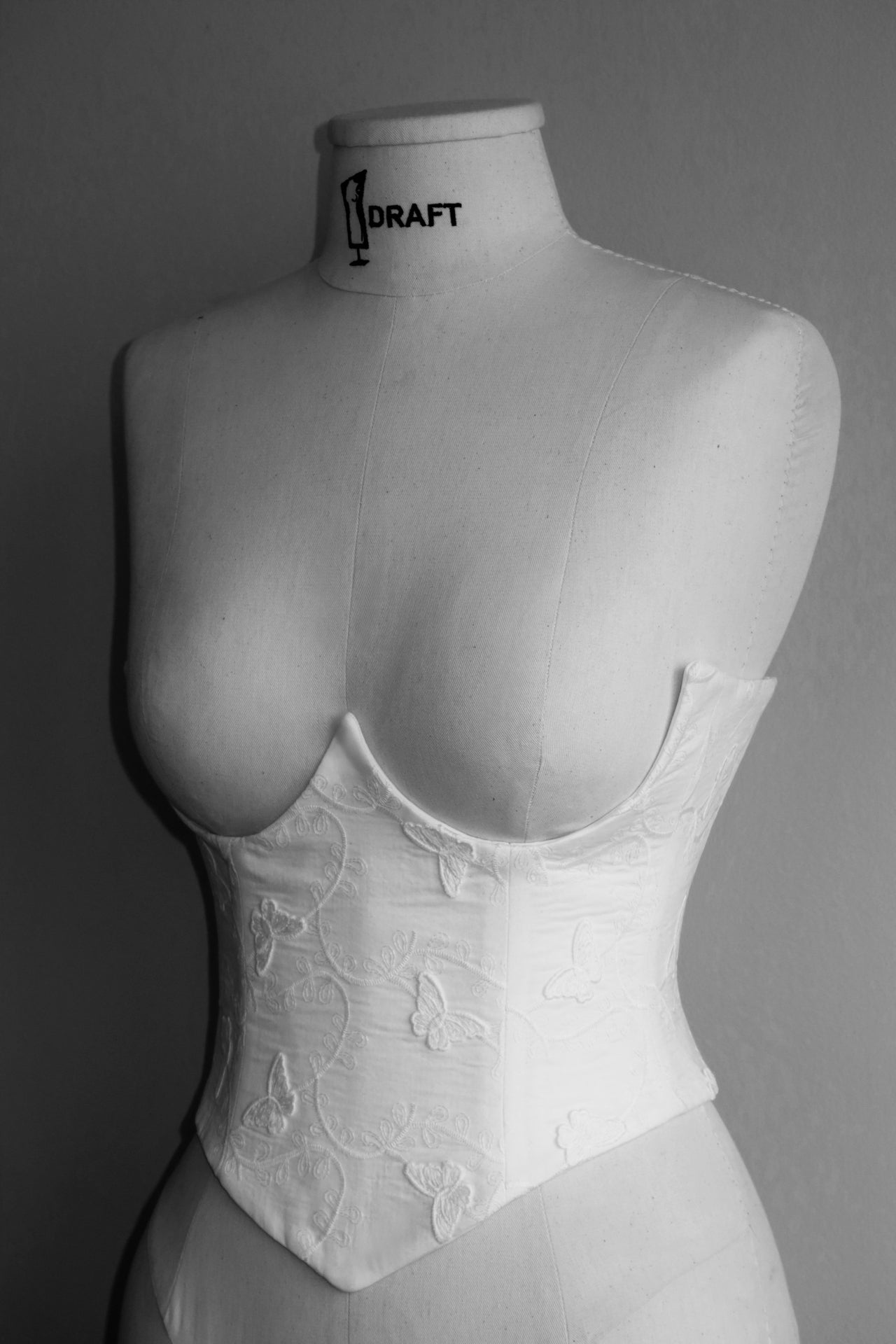 Detalhe corset — delicadeza e força